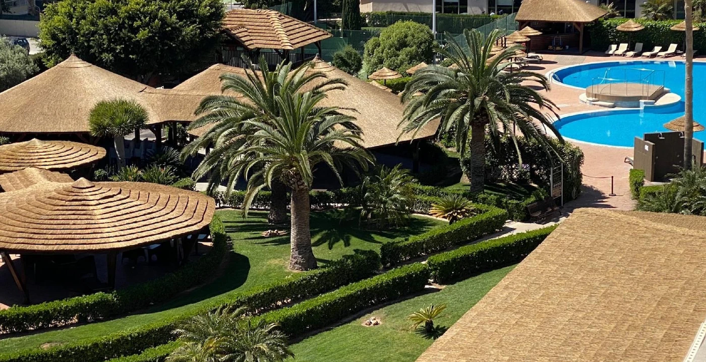 African reed project carried out in a hotel by Naturajunco